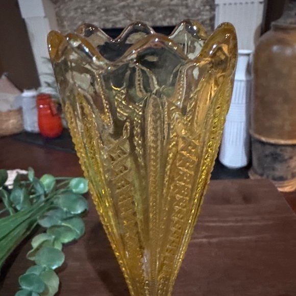 Vintage Tiara Glass by Indiana Glass Vase Ribbon or Zipper Yellow Mist 8" - Picture 4 of 5